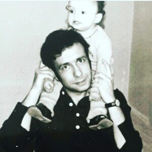 Selen Uçer Instagram - Güle güle baba,Annemi öp bizden 🖤 M.Ökkeş Uçer 11.12.1944-10.11.2021 Babamın en son mırıldandığı şarkı…ben Müzeyyen’den dinliyorum, siz artık nasıl severseniz …🙌 ———-
‘Yalnız bırakıp gitme bu akşam yine erken 
Öksüz sanırım kendimi ben sensiz içerken 
En neşeli demler bu gece sazla geçerken 
Öksüz sanırım kendimi ben sensiz içerken’ —Beste: Mısırlı İbrahim Efendi Güfte:Ahmet Refik Altınay