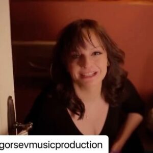 Selen Uçer Instagram - Ve ‘Cennet’klibi yayında 5 yıldır çeşitli zamanlarda-hatta şehirlerde- hayalini kurduğumuz klibi yaratıcılığı ve muhteşem enerjiisiyle @esradermancioglu yönetti,ben oynadım.Tam da bu şarkının hikayesine uygun oldu 🙌Çok mutluyum teşekkürler arkadaşım 💚🙏 Görüntü yönetmenimiz #serdarünlütürk e bize muhteşem evini açan @ecedagistansay ‘a,desteği için @ayfertokatli ‘ya,makyaj için @cifci.merym e,saç için @erdal_soyler e,styling için @tubaakrlg a çok teşekkürler 🥰🙏 klibin linki bio’da ve 👉👉 https://youtu.be/A8cSsl6os_A @tolgagorsevmusicproduction @netdmuzik @youtube kanalında yayında…🍀
Söz-Müzik: Demirhan Baylan
Düzenleme: Tolga Görsev-Burak Erkul
Prodüktör: Tolga Görsev
Davul Alpdoğan Türeci
Bas gitar: Cudi Genç
Klavyeler: Burak Erkul / C. Berkay Yavuz/ Tolga Gorsev
Gitarlar: Erdem Sokmen
Keman / Viola : Caglar Haznedaroglu 
Mix:Tolga Görsev
Mastering : Emre Kral
Yönetmen: Esra Dermancıoğlu 
Görüntü Yönetmeni: Serdar Ünlütürk
Işık Şefi: Özer Çalık
Kamera asistanı: Mustafa Doğu Afiş /Dijital : Tuğce Tunçtürk 
Kurgu / Color : Recep Yenigün
Makyaj : Meryem Çiftçi
Saç: Erdal Söyler
Stylist: Tuba Karaoğlu
Mekan: Ece Dağıstanlı Say
Yapım: Tolga Gorsev Music Production
#müzik #keşfet #instagram #cennet #selenucer #checkitout 
@tolgagorsev @burakerkul @demirhanbaylan 🥰🙏