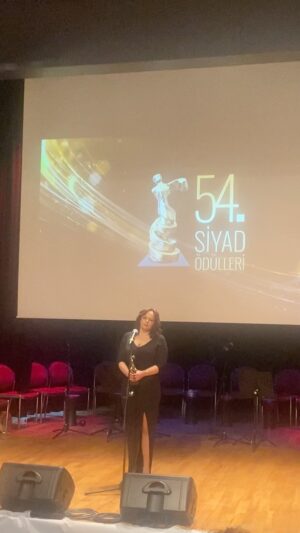 Selen Uçer Instagram - Bu yıl Siyad’ın en iyi filmi @askbuyuvs ile Cahide Sonku En iyi kadın oyuncu ödülü için hayata canım @asyadadada ya, @tayfur.aydn a @ecedizdar a ve tüm ekibe  ve tabii ki Siyad’a teşekkür ediyorum @siyad.77 🙏 Ödülümü izninizle son iki senede kaybettiğim annem babam Güven-Ökkeş Uçer’e ve Siyad’ın kıymetlisi canımız abimiz Murat Özer’e ithaf etmek ediyorum. Devri daim olsun gidenlerin 🖤🙌