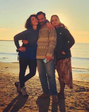 Selen Uçer Instagram - Yolun açık ola #GAGA 🧡🍀🧿🙌🙏#Nazife gider 👋 @marmosetofmoda @mahallidilde @barisaygen @elifzeynep @cemroocan & tüm ekibe çok teşekkürler elinize ruhunuza aklınıza sağlık 🙏Ve fazla duygusallaşmadan…Yeriniz ayrı,beraber çalışmak şans zevk huzur gurur @barisgonenen @neyrakayabasi @denizturkali @gizbilgen ve tabii ki canım güzelim buklelim @ezoez im 🧡🥂
