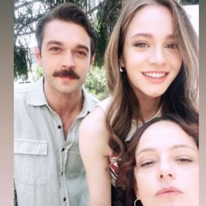 Selen Uçer Instagram - Bu fotoyu çektik sonra neler oldu neler 😉😁👀🥳Çarşamba 20.00 @trt1 de @karatahtatrt bekleriz 👈