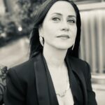 Selen Öztürk Instagram - “Kitlelerin bir parçası olmak istemeyen insanoğlunun yapması gereken tek şey, içinde olduğu rahatlığa son vermektir; ona şöyle seslenen vicdanının sesine kulak versin: “Kendin ol! Şu anda, yaptıklarının, düşündüklerinin, istediklerinin hiçbiri değilsin.” Nietzsche