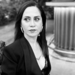Selen Öztürk Instagram - “Kitlelerin bir parçası olmak istemeyen insanoğlunun yapması gereken tek şey, içinde olduğu rahatlığa son vermektir; ona şöyle seslenen vicdanının sesine kulak versin: “Kendin ol! Şu anda, yaptıklarının, düşündüklerinin, istediklerinin hiçbiri değilsin.” Nietzsche