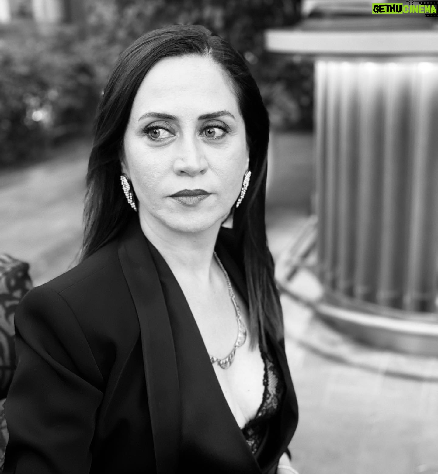 Selen Öztürk Instagram - “Kitlelerin bir parçası olmak istemeyen insanoğlunun yapması gereken tek şey, içinde olduğu rahatlığa son vermektir; ona şöyle seslenen vicdanının sesine kulak versin: “Kendin ol! Şu anda, yaptıklarının, düşündüklerinin, istediklerinin hiçbiri değilsin.” Nietzsche