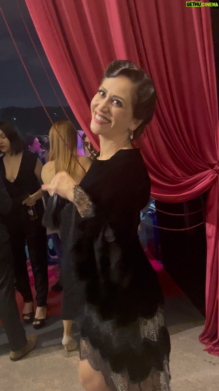 Selen Öztürk Instagram - 2024’e bi bakıp çıktım ,gülerek uzaklaştım .. ✨