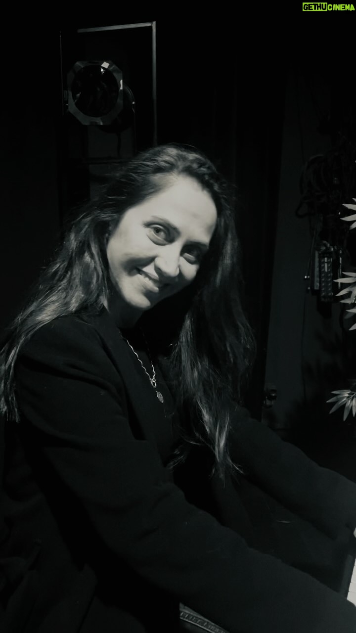 Selen Öztürk Instagram - Her oyun öncesine bir şarkı .. Adettendir ..🎭 Günümüz kutlu olsun✨ #27 Mart Tiyatro iyileştirir. Kıymetli seyirci birlikte güzeliz , sizler de iyi ki varsınız … Oyuna olan aşkımız hiç bitmesin , durmasın🙏