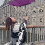 Selen Öztürk Instagram - Berlin’deyiz ,yağmur altındayız dedik. “Havalı” bir Reelsimiz olmasın mı dedik. Havalandık. Manifestine dikkat et demişler Ja Ja☔️🤭
