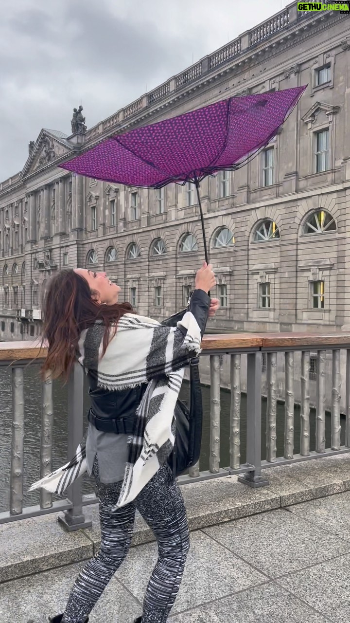 Selen Öztürk Instagram - Berlin’deyiz ,yağmur altındayız dedik. “Havalı” bir Reelsimiz olmasın mı dedik. Havalandık. Manifestine dikkat et demişler Ja Ja☔️🤭