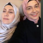 Selen Öztürk Instagram - “Kızıl Goncalar “ -11 ✨Birazdan @nowtvturkiye ‘de @dizikizilgoncalar Ve bazen kamera arkasında biz 😌 Ve Hoşgeldiniz Melisa ve Batuhan 🙏🍀 #backstage