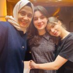 Selen Öztürk Instagram - “Kızıl Goncalar “ -11 ✨Birazdan @nowtvturkiye ‘de @dizikizilgoncalar Ve bazen kamera arkasında biz 😌 Ve Hoşgeldiniz Melisa ve Batuhan 🙏🍀 #backstage
