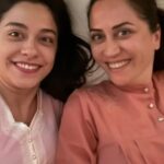 Selen Öztürk Instagram - “Kızıl Goncalar “ -11 ✨Birazdan @nowtvturkiye ‘de @dizikizilgoncalar Ve bazen kamera arkasında biz 😌 Ve Hoşgeldiniz Melisa ve Batuhan 🙏🍀 #backstage