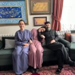 Selen Öztürk Instagram - “Kızıl Goncalar “ -11 ✨Birazdan @nowtvturkiye ‘de @dizikizilgoncalar Ve bazen kamera arkasında biz 😌 Ve Hoşgeldiniz Melisa ve Batuhan 🙏🍀 #backstage