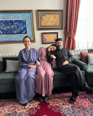 Selen Öztürk Instagram - “Kızıl Goncalar “ -11 ✨Birazdan @nowtvturkiye ‘de
@dizikizilgoncalar 

Ve bazen kamera arkasında biz 😌

Ve Hoşgeldiniz Melisa ve Batuhan 🙏🍀

#backstage