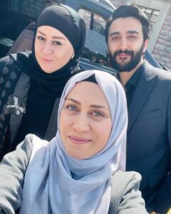 Selen Öztürk Instagram - “Kızıl Goncalar “ -11 ✨Birazdan @nowtvturkiye ‘de @dizikizilgoncalar Ve bazen kamera arkasında biz 😌 Ve Hoşgeldiniz Melisa ve Batuhan 🙏🍀 #backstage