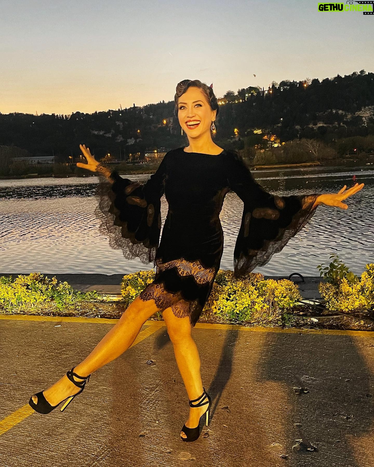 Selen Öztürk Instagram - #yapıkrediafifetiyatroödülleri 🖤 #tbt 1920’lere de göz kırpıyoruz 🥰