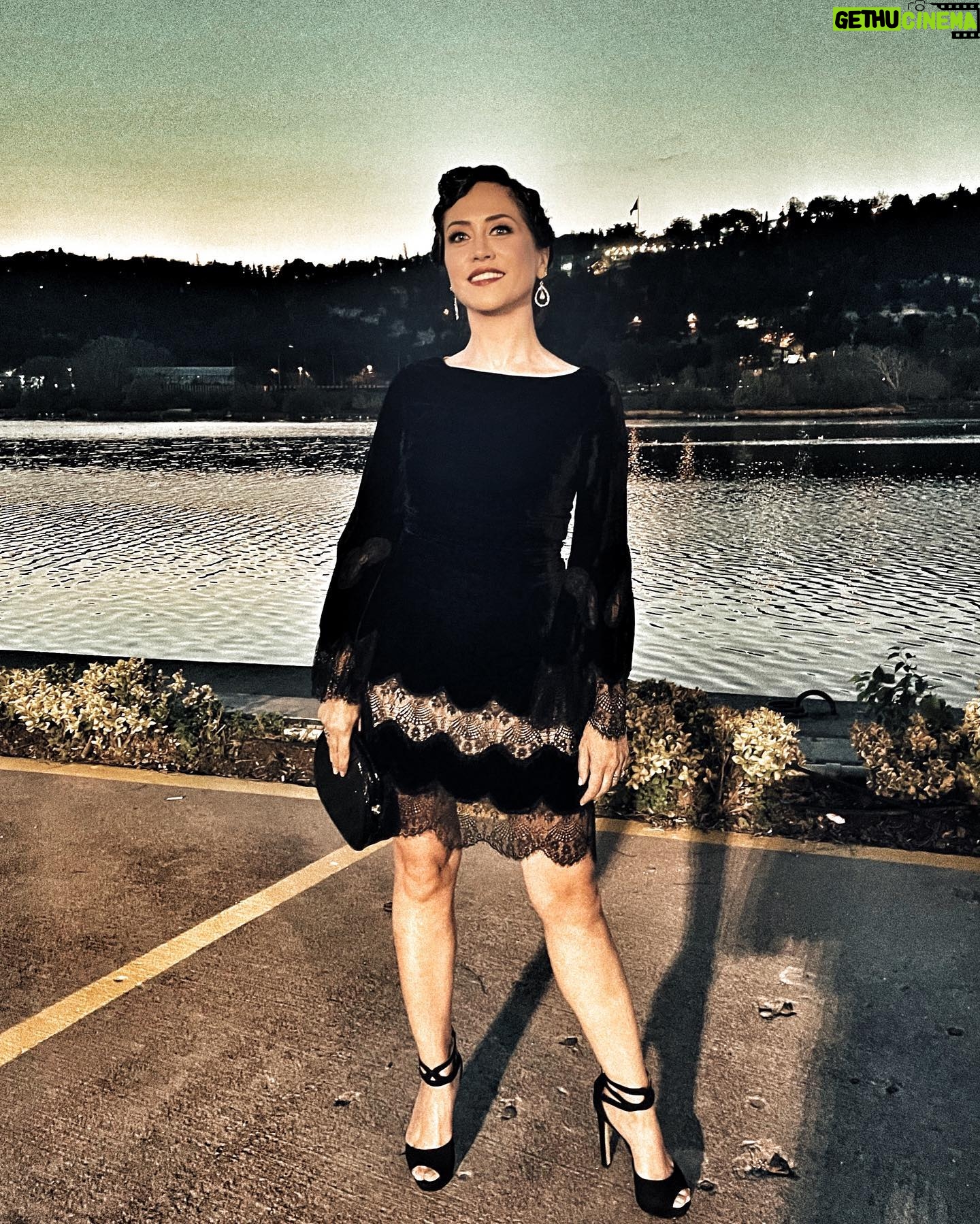 Selen Öztürk Instagram - #yapıkrediafifetiyatroödülleri 🖤 #tbt 1920’lere de göz kırpıyoruz 🥰