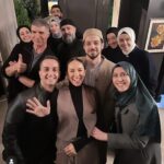 Selen Öztürk Instagram - Müsaitseniz birazdan size geleceğiz ☺️ #kızılgoncalar Güzel dostlar 🍀🧿🩷 @ozgunamal ozcandeniz @mertyazicioglu @erkoavci @mertturak @mina_dmrts @asiyedincsoy @zehrakelleci @duygu_sarisin @tgrltlk @yakupturgut Ve fotoğrafta olmayan canlar @painofkermit @sitareakbas @esmayiiilmaz ve Sevgili Şerif Erol @dizikizilgoncalar @goldfilmyapim @nowtvturkiye