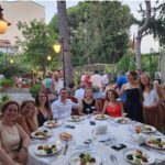 Selen Öztürk Instagram - Karşınızda İzmir Bornova Anadolu Lisesi ‘98 mezunları … 12.08.2023 Hiç unutulmayacak bir gündü .. Mezuniyetimizin 25. yılını tarif edilemez duygular içinde kutladık . Çocukluğumuza gençliğimize yeniden sarılmak ne kadar iyi hissettirdi. Sanki daha dün mezun olmuş gibiyiz .. Ne güzeliz ne özeliz . İyii ki bir aradayız , hala .. Yaşasın canım BAL ve #bal98 ☘️ Sizi çok seviyorummm Çookk .. Organizasyonda emeği geçen şahane dostlara sonsuz teşekkür 🤗🎈💕🥂🙏 @bornovaanadolu98 #25thalumnireunion