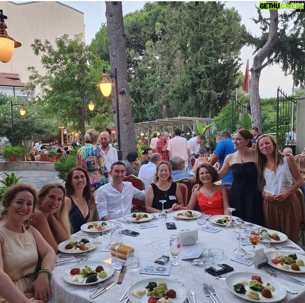 Selen Öztürk Instagram - Karşınızda İzmir Bornova Anadolu Lisesi ‘98 mezunları … 12.08.2023 Hiç unutulmayacak bir gündü .. Mezuniyetimizin 25. yılını tarif edilemez duygular içinde kutladık . Çocukluğumuza gençliğimize yeniden sarılmak ne kadar iyi hissettirdi. Sanki daha dün mezun olmuş gibiyiz .. Ne güzeliz ne özeliz . İyii ki bir aradayız , hala .. Yaşasın canım BAL ve #bal98 ☘️ Sizi çok seviyorummm Çookk .. Organizasyonda emeği geçen şahane dostlara sonsuz teşekkür 🤗🎈💕🥂🙏 @bornovaanadolu98 #25thalumnireunion