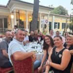 Selen Öztürk Instagram - Karşınızda İzmir Bornova Anadolu Lisesi ‘98 mezunları … 12.08.2023 Hiç unutulmayacak bir gündü .. Mezuniyetimizin 25. yılını tarif edilemez duygular içinde kutladık . Çocukluğumuza gençliğimize yeniden sarılmak ne kadar iyi hissettirdi. Sanki daha dün mezun olmuş gibiyiz .. Ne güzeliz ne özeliz . İyii ki bir aradayız , hala .. Yaşasın canım BAL ve #bal98 ☘️ Sizi çok seviyorummm Çookk .. Organizasyonda emeği geçen şahane dostlara sonsuz teşekkür 🤗🎈💕🥂🙏 @bornovaanadolu98 #25thalumnireunion