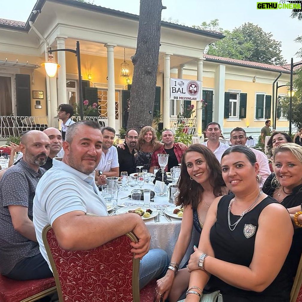 Selen Öztürk Instagram - Karşınızda İzmir Bornova Anadolu Lisesi ‘98 mezunları … 12.08.2023 Hiç unutulmayacak bir gündü .. Mezuniyetimizin 25. yılını tarif edilemez duygular içinde kutladık . Çocukluğumuza gençliğimize yeniden sarılmak ne kadar iyi hissettirdi. Sanki daha dün mezun olmuş gibiyiz .. Ne güzeliz ne özeliz . İyii ki bir aradayız , hala .. Yaşasın canım BAL ve #bal98 ☘️ Sizi çok seviyorummm Çookk .. Organizasyonda emeği geçen şahane dostlara sonsuz teşekkür 🤗🎈💕🥂🙏 @bornovaanadolu98 #25thalumnireunion