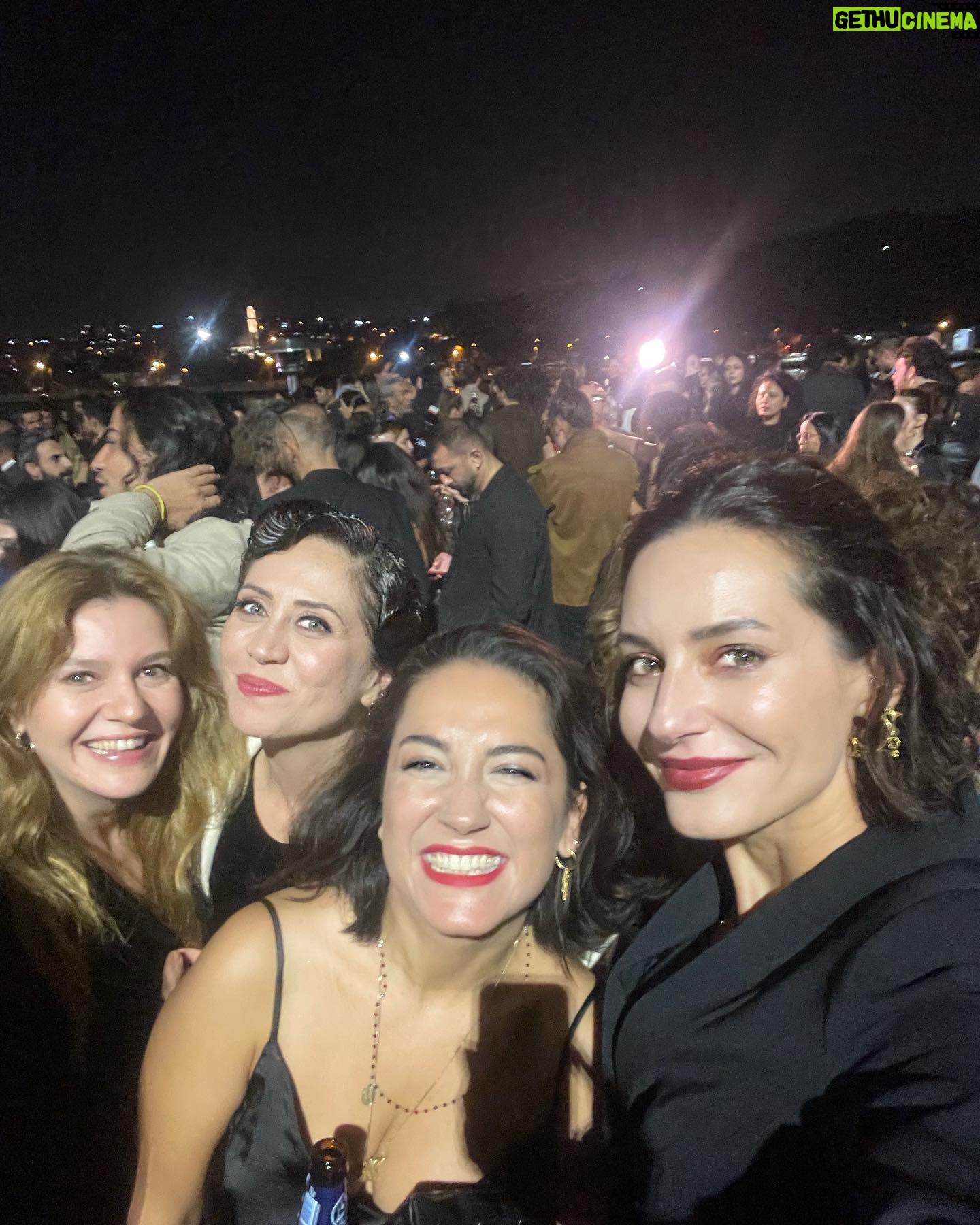 Selen Öztürk Instagram - #yapıkrediafifetiyatroödülleri 🖤 #tbt 1920’lere de göz kırpıyoruz 🥰