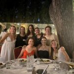 Selen Öztürk Instagram - Karşınızda İzmir Bornova Anadolu Lisesi ‘98 mezunları … 12.08.2023 Hiç unutulmayacak bir gündü .. Mezuniyetimizin 25. yılını tarif edilemez duygular içinde kutladık . Çocukluğumuza gençliğimize yeniden sarılmak ne kadar iyi hissettirdi. Sanki daha dün mezun olmuş gibiyiz .. Ne güzeliz ne özeliz . İyii ki bir aradayız , hala .. Yaşasın canım BAL ve #bal98 ☘️ Sizi çok seviyorummm Çookk .. Organizasyonda emeği geçen şahane dostlara sonsuz teşekkür 🤗🎈💕🥂🙏 @bornovaanadolu98 #25thalumnireunion