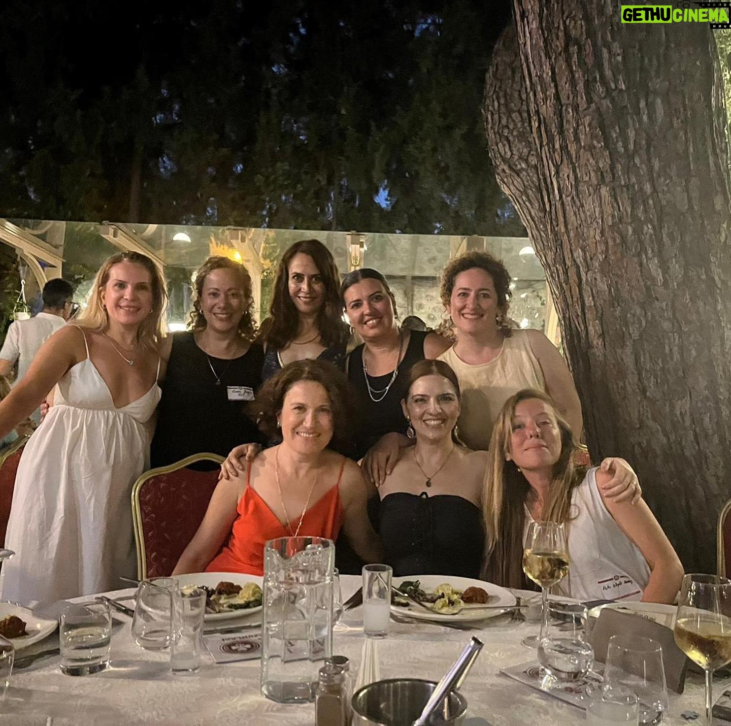 Selen Öztürk Instagram - Karşınızda İzmir Bornova Anadolu Lisesi ‘98 mezunları … 12.08.2023 Hiç unutulmayacak bir gündü .. Mezuniyetimizin 25. yılını tarif edilemez duygular içinde kutladık . Çocukluğumuza gençliğimize yeniden sarılmak ne kadar iyi hissettirdi. Sanki daha dün mezun olmuş gibiyiz .. Ne güzeliz ne özeliz . İyii ki bir aradayız , hala .. Yaşasın canım BAL ve #bal98 ☘️ Sizi çok seviyorummm Çookk .. Organizasyonda emeği geçen şahane dostlara sonsuz teşekkür 🤗🎈💕🥂🙏 @bornovaanadolu98 #25thalumnireunion