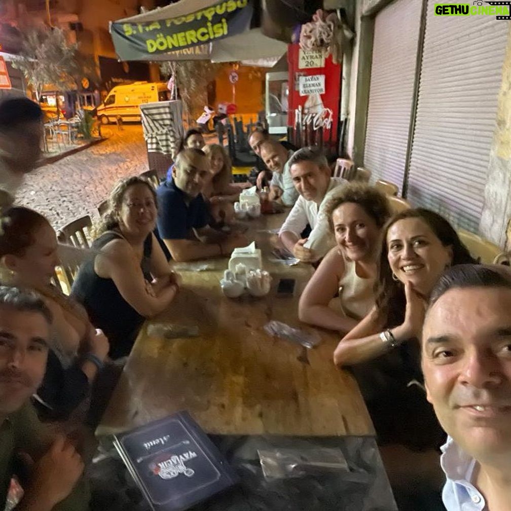 Selen Öztürk Instagram - Karşınızda İzmir Bornova Anadolu Lisesi ‘98 mezunları … 12.08.2023 Hiç unutulmayacak bir gündü .. Mezuniyetimizin 25. yılını tarif edilemez duygular içinde kutladık . Çocukluğumuza gençliğimize yeniden sarılmak ne kadar iyi hissettirdi. Sanki daha dün mezun olmuş gibiyiz .. Ne güzeliz ne özeliz . İyii ki bir aradayız , hala .. Yaşasın canım BAL ve #bal98 ☘️ Sizi çok seviyorummm Çookk .. Organizasyonda emeği geçen şahane dostlara sonsuz teşekkür 🤗🎈💕🥂🙏 @bornovaanadolu98 #25thalumnireunion