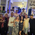 Selen Öztürk Instagram - Karşınızda İzmir Bornova Anadolu Lisesi ‘98 mezunları … 12.08.2023 Hiç unutulmayacak bir gündü .. Mezuniyetimizin 25. yılını tarif edilemez duygular içinde kutladık . Çocukluğumuza gençliğimize yeniden sarılmak ne kadar iyi hissettirdi. Sanki daha dün mezun olmuş gibiyiz .. Ne güzeliz ne özeliz . İyii ki bir aradayız , hala .. Yaşasın canım BAL ve #bal98 ☘️ Sizi çok seviyorummm Çookk .. Organizasyonda emeği geçen şahane dostlara sonsuz teşekkür 🤗🎈💕🥂🙏 @bornovaanadolu98 #25thalumnireunion