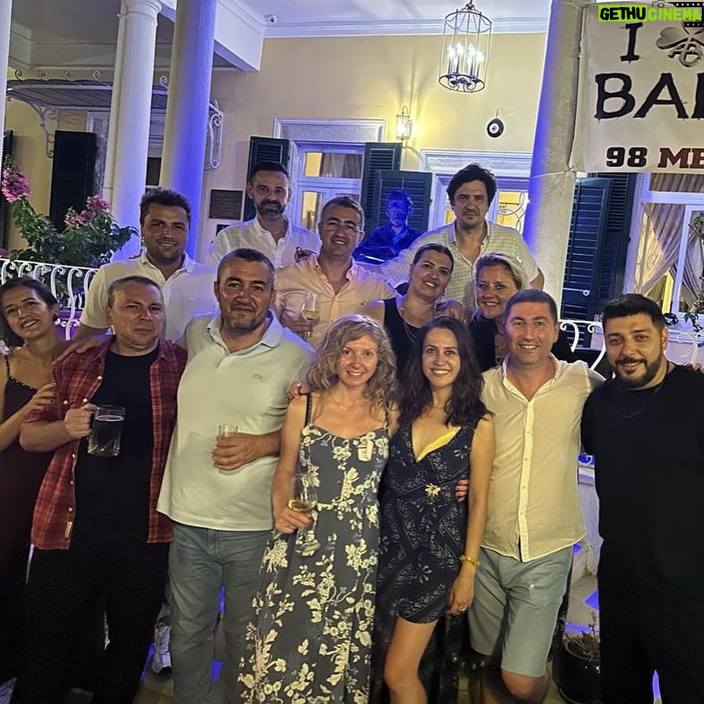 Selen Öztürk Instagram - Karşınızda İzmir Bornova Anadolu Lisesi ‘98 mezunları … 12.08.2023 Hiç unutulmayacak bir gündü .. Mezuniyetimizin 25. yılını tarif edilemez duygular içinde kutladık . Çocukluğumuza gençliğimize yeniden sarılmak ne kadar iyi hissettirdi. Sanki daha dün mezun olmuş gibiyiz .. Ne güzeliz ne özeliz . İyii ki bir aradayız , hala .. Yaşasın canım BAL ve #bal98 ☘️ Sizi çok seviyorummm Çookk .. Organizasyonda emeği geçen şahane dostlara sonsuz teşekkür 🤗🎈💕🥂🙏 @bornovaanadolu98 #25thalumnireunion