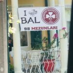 Selen Öztürk Instagram - Karşınızda İzmir Bornova Anadolu Lisesi ‘98 mezunları … 12.08.2023 Hiç unutulmayacak bir gündü .. Mezuniyetimizin 25. yılını tarif edilemez duygular içinde kutladık . Çocukluğumuza gençliğimize yeniden sarılmak ne kadar iyi hissettirdi. Sanki daha dün mezun olmuş gibiyiz .. Ne güzeliz ne özeliz . İyii ki bir aradayız , hala .. Yaşasın canım BAL ve #bal98 ☘️ Sizi çok seviyorummm Çookk .. Organizasyonda emeği geçen şahane dostlara sonsuz teşekkür 🤗🎈💕🥂🙏 @bornovaanadolu98 #25thalumnireunion