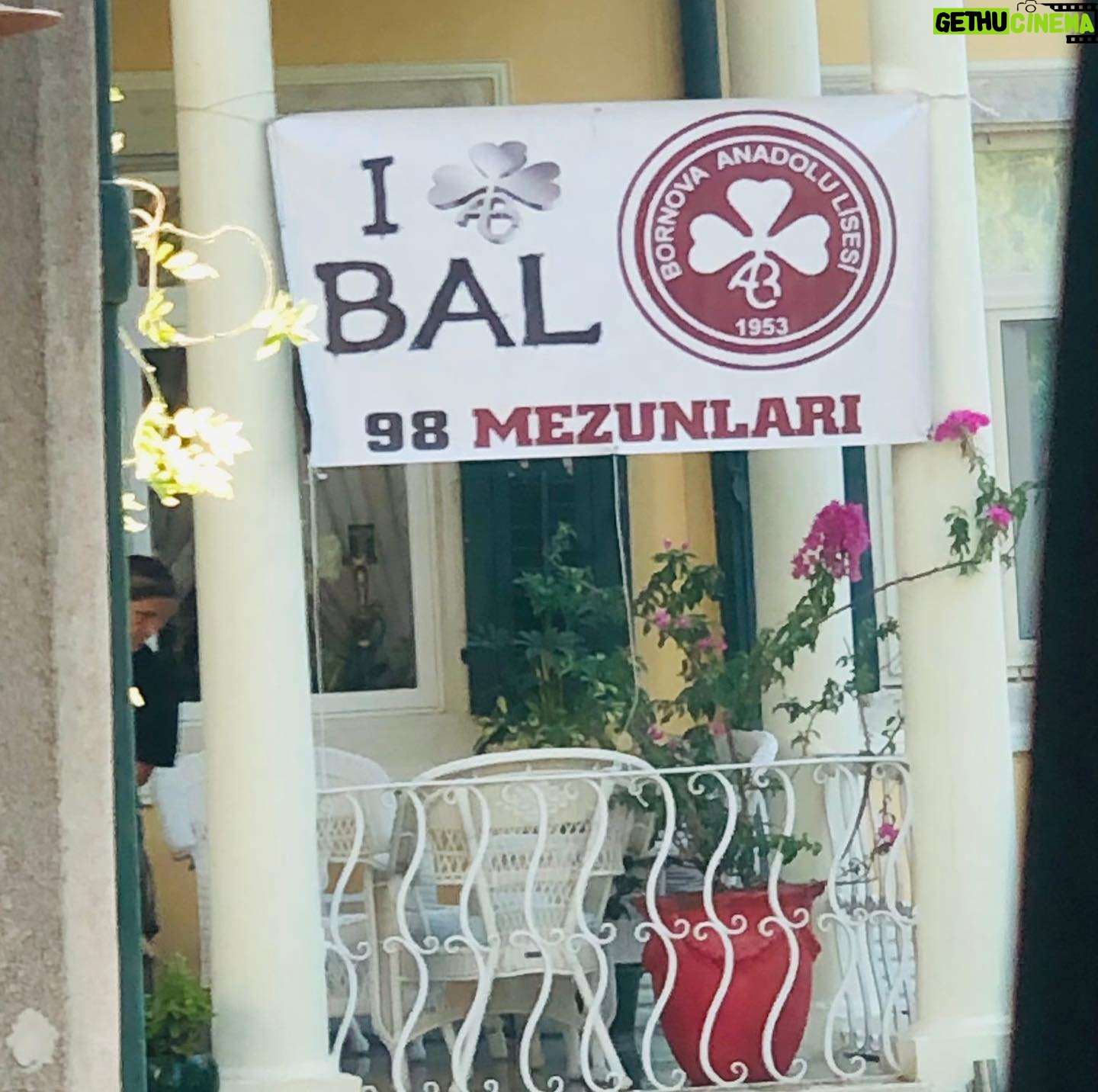 Selen Öztürk Instagram - Karşınızda İzmir Bornova Anadolu Lisesi ‘98 mezunları … 12.08.2023 Hiç unutulmayacak bir gündü .. Mezuniyetimizin 25. yılını tarif edilemez duygular içinde kutladık . Çocukluğumuza gençliğimize yeniden sarılmak ne kadar iyi hissettirdi. Sanki daha dün mezun olmuş gibiyiz .. Ne güzeliz ne özeliz . İyii ki bir aradayız , hala .. Yaşasın canım BAL ve #bal98 ☘️ Sizi çok seviyorummm Çookk .. Organizasyonda emeği geçen şahane dostlara sonsuz teşekkür 🤗🎈💕🥂🙏 @bornovaanadolu98 #25thalumnireunion