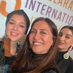 Selen Öztürk Instagram – 13. Uluslarası Suç Ve Ceza Film Festivali sona erdi . Festival Başkanı Sayın Prof.Dr Adem Sözüer’e ve festival direktörü Sayın Prof.Dr Bengi Semerci’ye ve festivalde görev alan gönüllü tüm arkadaşlarıma bu anlamlı ve özel hafta için çok teşekkür ediyorum .
Harika dört kadınla beraber “Uluslararası Altın Terazi Uzun Metraj Film Yarışması “jürisi olmaktan dolayı onur duydum . Tüm güzel paylaşım ve anılar için onlara da teşekkür etmek isterim . Sevgili Yolande Zauberman, Anna Margarita Albelo , Carmen Gray ve Melis Dehlil . İyi ki 🙏 Son sayfada izlediğimiz dokuz filmi görebilirsiniz.
Bu sene Altın Terazi ödülünü alan İran yapımı Alireza Khatami / Ali Asgari imzalı “Terrestrial Verses” – Fani Dizeler filmini izlemenizi şiddetle tavsiye ederim . Listemde olan diğer filmleri de story ‘de paylaşacağım.
Sevgiler ❤️
✨The 13th International Crime and Punishment Film Festival has concluded. I extend my sincere thanks to Festival President Prof. Dr. Adem Sözüer and Festival Director Prof. Dr. Bengi Semerci for this meaningful and special week. It was an honor to be part of the jury for the ‘International Golden Scales Feature Film Competition’ alongside four amazing women—Yolande Zauberman, Anna Margarita Albelo, Carmen Gray, and Melis Dehlil. 🙏 I also want to express my gratitude to them for all the beautiful moments and memories. I highly recommend watching the Iranian film ‘Terrestrial Verses’ directed by Alireza Khatami and Ali Asgari, which received the Golden Scales award this year. I’ll share the other films on my list in the story. With love.❤️ @uscff_icapff