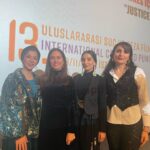 Selen Öztürk Instagram – 13. Uluslarası Suç Ve Ceza Film Festivali sona erdi . Festival Başkanı Sayın Prof.Dr Adem Sözüer’e ve festival direktörü Sayın Prof.Dr Bengi Semerci’ye ve festivalde görev alan gönüllü tüm arkadaşlarıma bu anlamlı ve özel hafta için çok teşekkür ediyorum . 
Harika dört kadınla beraber “Uluslararası Altın Terazi Uzun Metraj Film Yarışması “jürisi olmaktan dolayı onur duydum . Tüm güzel paylaşım ve anılar için onlara da teşekkür etmek isterim . Sevgili Yolande Zauberman, Anna Margarita Albelo , Carmen Gray ve Melis Dehlil . İyi ki 🙏 Son sayfada izlediğimiz dokuz filmi görebilirsiniz.
Bu sene Altın Terazi ödülünü alan İran yapımı Alireza Khatami / Ali Asgari imzalı “Terrestrial Verses” – Fani Dizeler filmini izlemenizi şiddetle tavsiye ederim . Listemde olan diğer filmleri de story ‘de paylaşacağım.
Sevgiler ❤️

✨The 13th International Crime and Punishment Film Festival has concluded. I extend my sincere thanks to Festival President Prof. Dr. Adem Sözüer and Festival Director Prof. Dr. Bengi Semerci for this meaningful and special week. It was an honor to be part of the jury for the ‘International Golden Scales Feature Film Competition’ alongside four amazing women—Yolande Zauberman, Anna Margarita Albelo, Carmen Gray, and Melis Dehlil. 🙏 I also want to express my gratitude to them for all the beautiful moments and memories. I highly recommend watching the Iranian film ‘Terrestrial Verses’ directed by Alireza Khatami and Ali Asgari, which received the Golden Scales award this year. I’ll share the other films on my list in the story. With love.❤️ @uscff_icapff