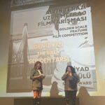 Selen Öztürk Instagram – 13. Uluslarası Suç Ve Ceza Film Festivali sona erdi . Festival Başkanı Sayın Prof.Dr Adem Sözüer’e ve festival direktörü Sayın Prof.Dr Bengi Semerci’ye ve festivalde görev alan gönüllü tüm arkadaşlarıma bu anlamlı ve özel hafta için çok teşekkür ediyorum .
Harika dört kadınla beraber “Uluslararası Altın Terazi Uzun Metraj Film Yarışması “jürisi olmaktan dolayı onur duydum . Tüm güzel paylaşım ve anılar için onlara da teşekkür etmek isterim . Sevgili Yolande Zauberman, Anna Margarita Albelo , Carmen Gray ve Melis Dehlil . İyi ki 🙏 Son sayfada izlediğimiz dokuz filmi görebilirsiniz.
Bu sene Altın Terazi ödülünü alan İran yapımı Alireza Khatami / Ali Asgari imzalı “Terrestrial Verses” – Fani Dizeler filmini izlemenizi şiddetle tavsiye ederim . Listemde olan diğer filmleri de story ‘de paylaşacağım.
Sevgiler ❤️
✨The 13th International Crime and Punishment Film Festival has concluded. I extend my sincere thanks to Festival President Prof. Dr. Adem Sözüer and Festival Director Prof. Dr. Bengi Semerci for this meaningful and special week. It was an honor to be part of the jury for the ‘International Golden Scales Feature Film Competition’ alongside four amazing women—Yolande Zauberman, Anna Margarita Albelo, Carmen Gray, and Melis Dehlil. 🙏 I also want to express my gratitude to them for all the beautiful moments and memories. I highly recommend watching the Iranian film ‘Terrestrial Verses’ directed by Alireza Khatami and Ali Asgari, which received the Golden Scales award this year. I’ll share the other films on my list in the story. With love.❤️ @uscff_icapff