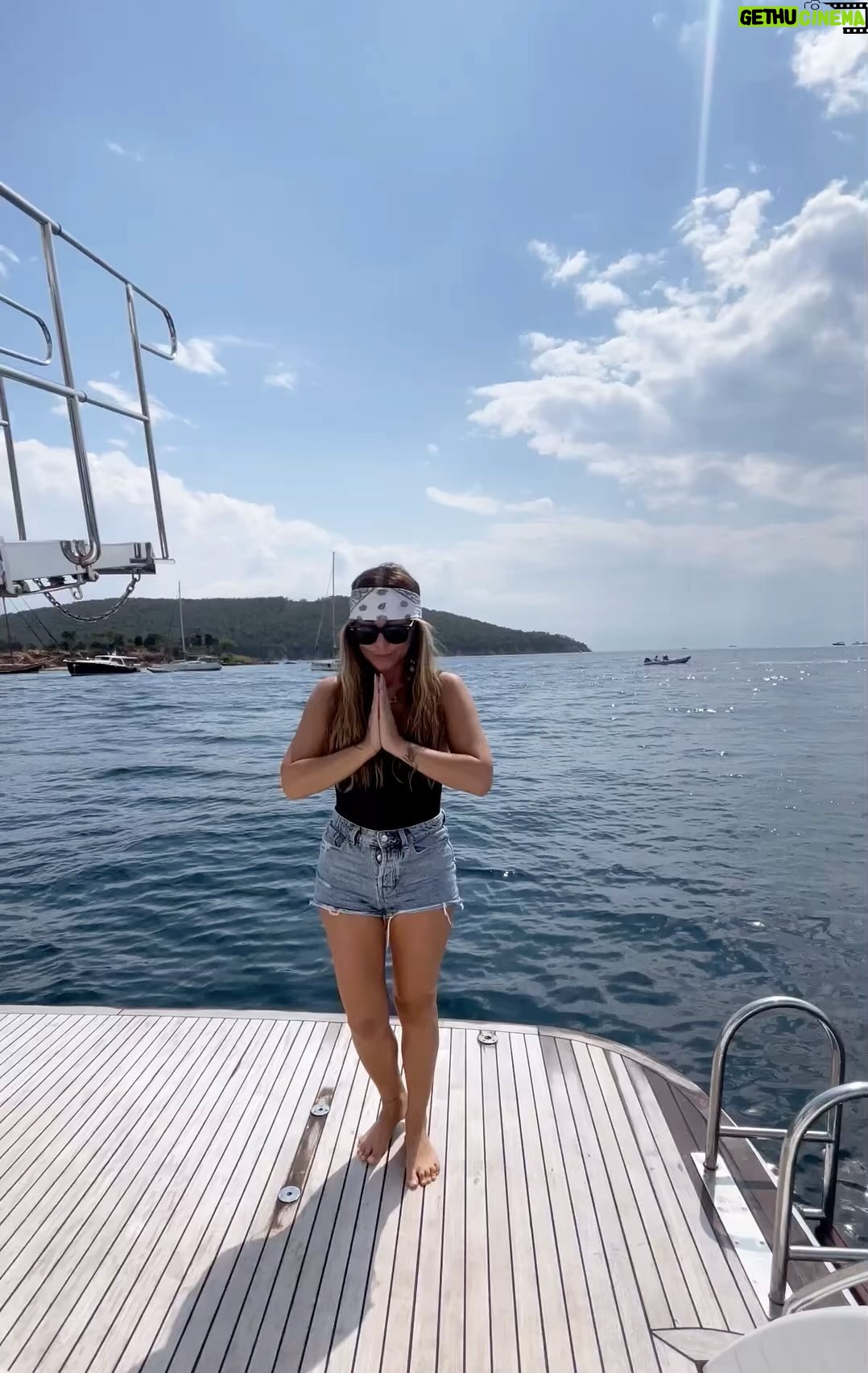Selen Görgüzel Instagram - Programda bahsettiğim TIBET’IN GENÇLİK PINARI Tibet yogasında yapılan 5 temel hareket çakralara ivme kazandırarak, farkındalık yaratır, çakraların düzgün ve dengeli bir şekilde, sağlıklı bir enerji döngüsüne sahip olmalarını sağlar. Başlangıçta her hareketin günde 3 kez yapılması sonra her hafta 2’şer arttırarak 21’e kadar çıkarıp sabitlemek öneriliyor…Selen’den size yine küçük bir bilgi ve tavsiye ✨❤️🙏🏼