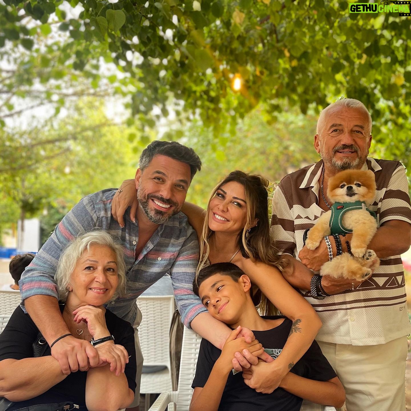 Selen Görgüzel Instagram - The Görgüzels ❤️ #2023 #updated in #selimpaşa 25 years later 🥹🪬 missing @ilknazbektas