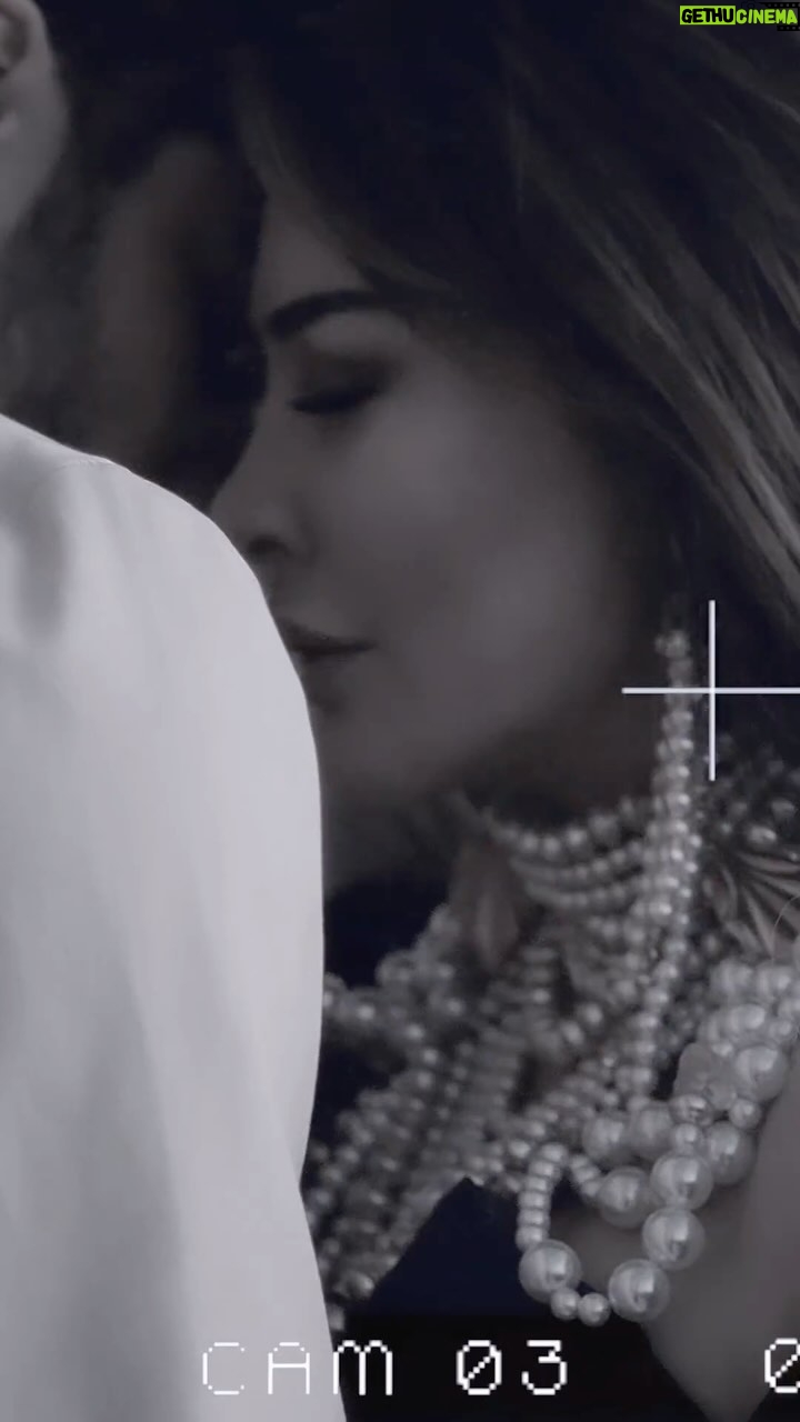 Selen Görgüzel Instagram - Ruhunuza gıda olması dileğiyle…Umrumda Değil artık sizindir…✨🧿✨ #UmrumdaDeğil Out Now🌹 Yapımcı: @dmccomtr @samsundemir @turkanbulbul —— Söz&Müzik: @serdarsortac Düzenleme: @canatayilmaz Mix/Mastering: @utkuunsal Klasik Gitar: @selahattinguzelel Elektro Gitar: Fatih ülker Vokal Koçu: @fatiherturofficial Vokal: @fatiherturofficial @edabingolmusic Kayıt: Berkay Özsoy Stüdyo: @hazelmusicco Kapak Tasarımı: @fatihkocatturk —— Yönetmen: @selimakar Görüntü Yönetmeni: @varol Kamera: @gokhanfiratt Prodüksiyon: Lake House Production Prodüksiyon Amiri: Emre Öztürk Işık Şefi: Yılmaz Paksoy Yardımcı Yönetmen: Hatice Erdağ Işık Bestboy: Hakan Altunkök Işık Asistan: İsmail Kalaycıoğlu Fotoğraf: @eve_line_photo Kurgu: Seda Fıçıcı Sanatçı Asistanı: @yarennofficial Prodüksiyon Asistanı: Serhat Tokgün Styling: @zeynep.bozkaya Kostüm tasarım : @zeynep.bozkaya Şapka tasarım : @onnahat Kolye : @lamerdesigns_handmad Make-up: @utkuagagilofficiall Model: Flash Model & Kevin Stranart Cast: Grand Casting Mekan: @buyuklondraoteli_ Mekan sponsorluk : @ayhanhuzmeli Klip sponsor: ESSAY by @esraezmecii —— Menajerlik: @halilyildirim Basın Pr: : @arasozgur Radyo Pr : @refiksarioz Dijital Pr : @1semiharslan