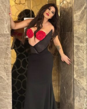 Selen Görgüzel Instagram - @fashiontv.tr tarafından yılın en iyi giyinen pop sanatçısı ödülünü bana layık gören tüm profesyonel ekibe sonsuz teşekkürler… @enisonatfashiontv @fashiontv 

Elbise @pinarkerimoglu