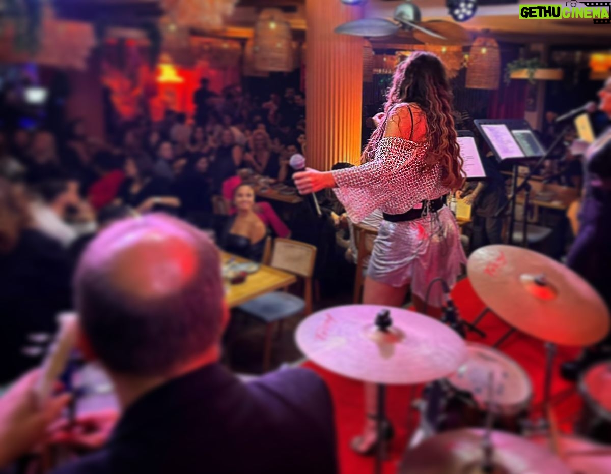 Selen Görgüzel Instagram - Teşekkürler #frankfurt ❤️ #i̇lkyüzyıl coşkusu tüm #cumhuriyet evlatları tarafından kutlanmaya başlandı bile hemde dünyanın dört bir yanında….Ne güzel şeysin sen #medeniyet #cumartesi gecesi @delicefrankfurt ‘ta başlayan neşemiz 28 Ekim Cumartesi @sureyya.teras ‘ta devam edecek bizimle olan tüm misafirlerimize sonsuz teşekkürler