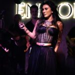 Selen Görgüzel Instagram – Teşekkürler 🖤✨🖤 

@endoff.live 

Basın @arasozgur 
Saç&Makyaj @ramadanbozaci 
Elbise tasarım @pinarkerimoglu 
Fotoğraf @umttunc 
Orkestra @emrahguitars 
Asistan @yarennofficial 
Vokal @edabingolmusic