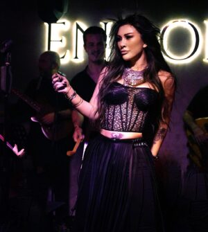 Selen Görgüzel Instagram - Teşekkürler 🖤✨🖤 

@endoff.live 

Basın @arasozgur 
Saç&Makyaj @ramadanbozaci 
Elbise tasarım @pinarkerimoglu 
Fotoğraf @umttunc 
Orkestra @emrahguitars 
Asistan @yarennofficial 
Vokal @edabingolmusic