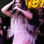 Selen Görgüzel Instagram – Show must go on✌🏼 dün gece @sureyya.teras 

Elbise @selmaorucatelier 
Fotoğraf @eve_line_photo