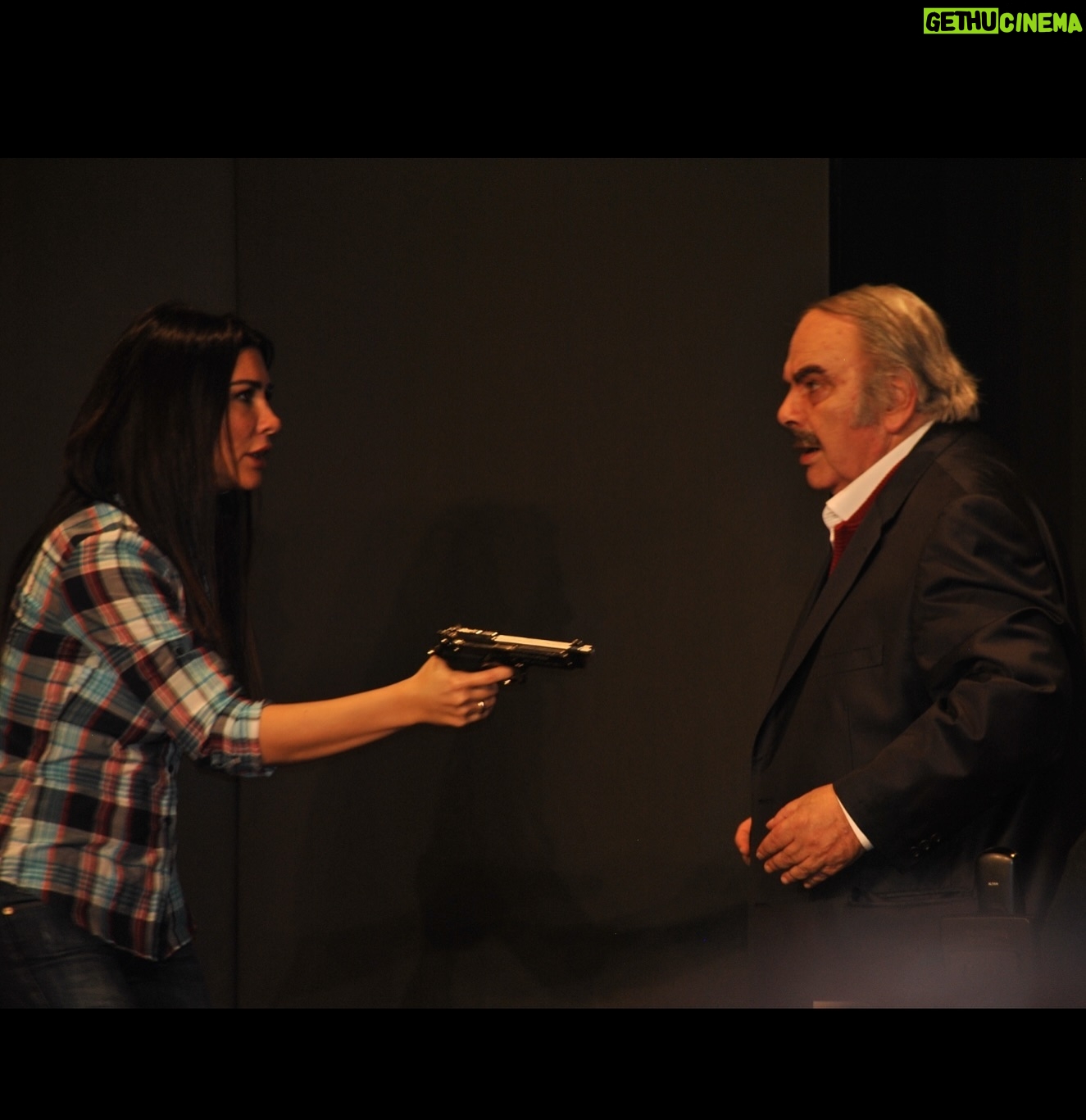 Selen Görgüzel Instagram - ‘’Yoksa izahı vardır mizahı’’ derdi hocam… Çok özledim #enisfosforoğlu #27martdünyatiyatrolargünü🎭 kutlu olsun