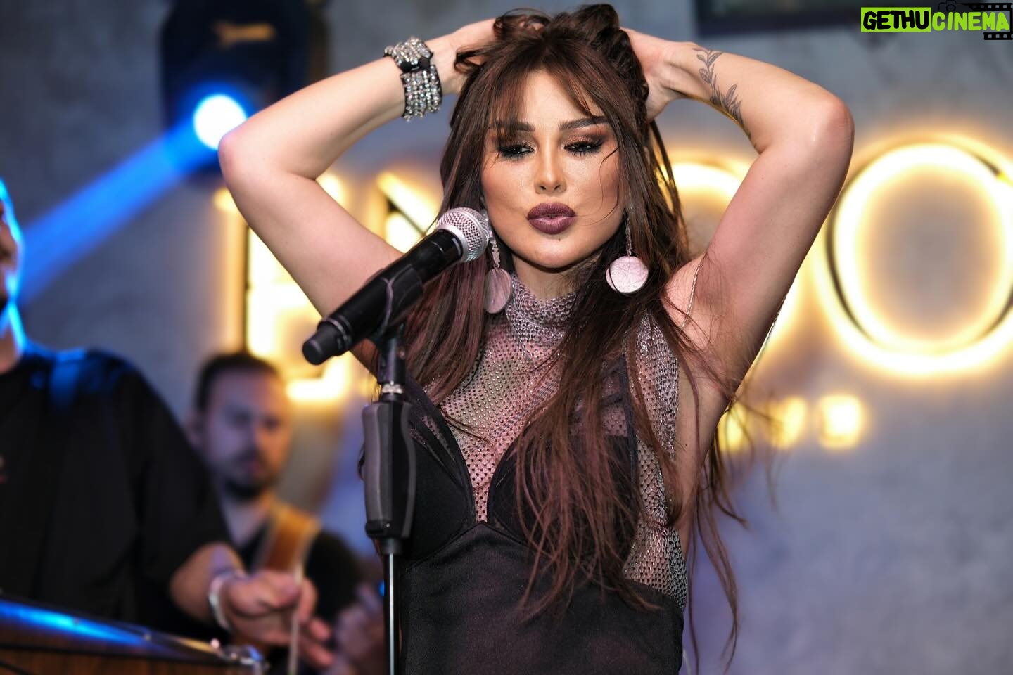 Selen Görgüzel - 10.8K Likes - Bir #cumartesi gecesini daha unutulmaz kılan siz değerli dostlarımıza kocaman #teşekkürler! Şahane işletmesiyle @endoff.live, harika orkestram @emrahguitars ve @edabingolmusic, göz kamaştıran elbisemle @pinarkerimoglu, mükemmel fotoğraflarımızla @eve_line_photo ve canım asistanım @yarennofficial ile gerçekten nefis bir geceydi. Sizlerle olmak bir başka güzel! 💃🎶✨ #iyikivarsınız ❤️