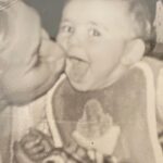 Selen Görgüzel Instagram – Doğurmuş..
Doğurmamış..
Doğurduğunu bağrına basmış..
Kendi anne olan..
Vicdanı anne olan..
Ruhu anne olan..
Bütün kocaman yürekli kadınlara..
Gidenler nur olsun..❤️
Kalanlar sağ olsun..
Tüm Annelerimizin 
 ANNELER günü kutlu olsun..🙏❤️ @selma2212new