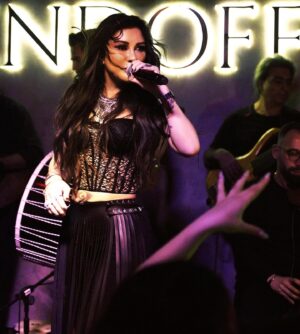 Selen Görgüzel Instagram - Teşekkürler 🖤✨🖤 

@endoff.live 

Basın @arasozgur 
Saç&Makyaj @ramadanbozaci 
Elbise tasarım @pinarkerimoglu 
Fotoğraf @umttunc 
Orkestra @emrahguitars 
Asistan @yarennofficial 
Vokal @edabingolmusic