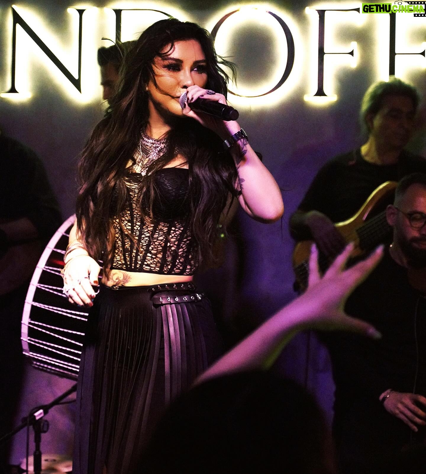 Selen Görgüzel - 10.5K Likes - Teşekkürler 🖤✨🖤
@endoff.live
Basın @arasozgur
Saç&Makyaj @ramadanbozaci
Elbise tasarım @pinarkerimoglu
Fotoğraf @umttunc
Orkestra @emrahguitars
Asistan @yarennofficial
Vokal @edabingolmusic