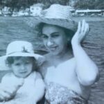 Selen Görgüzel Instagram – Doğurmuş..
Doğurmamış..
Doğurduğunu bağrına basmış..
Kendi anne olan..
Vicdanı anne olan..
Ruhu anne olan..
Bütün kocaman yürekli kadınlara..
Gidenler nur olsun..❤️
Kalanlar sağ olsun..
Tüm Annelerimizin 
 ANNELER günü kutlu olsun..🙏❤️ @selma2212new